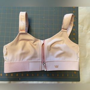 SHE FIT adjustable sports bra. Medium. Pink